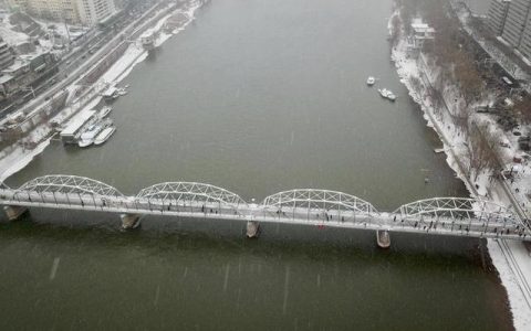 一滴雨从天上掉下来会砸死人吗，一滴雨从天上掉下来会砸死人吗段子