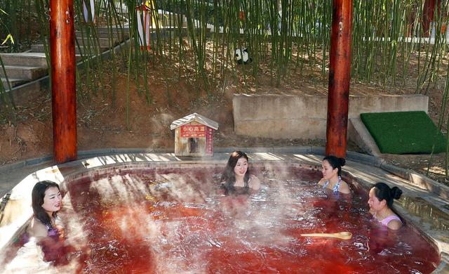 泡温泉穿什么衣服好女生，泡温泉没有泳衣用什么替代