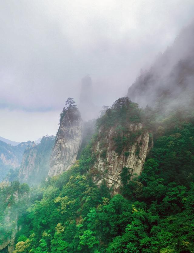 炙烤着大地，大地炙烤的景象？